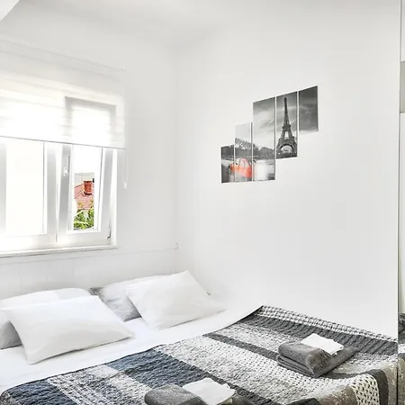 With Terrace And Free Parking - Nearby Appartement