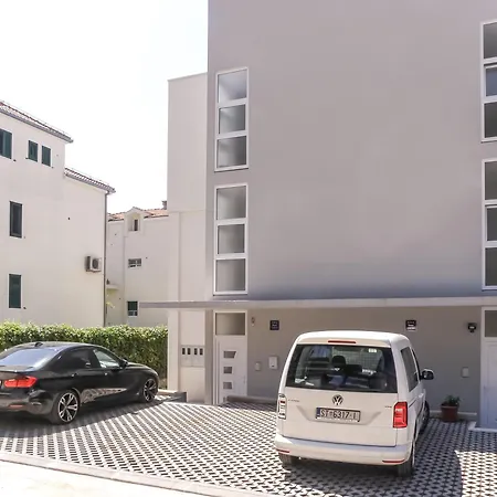 With Terrace And Free Parking - Nearby Appartement *
