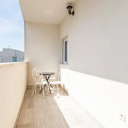 With Terrace And Free Parking - Nearby Apartamento