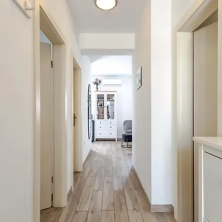Apartamento With Terrace And Free Parking - Nearby *